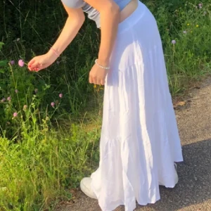 Stradivarius långkjol💘 - jättefin långkjol, strl M men passar S-L då den är stretchig. säljer då den är lite kort på mig som är 175. endast använd 1 gång. nypris 330. skriv vid minsta fundering💘