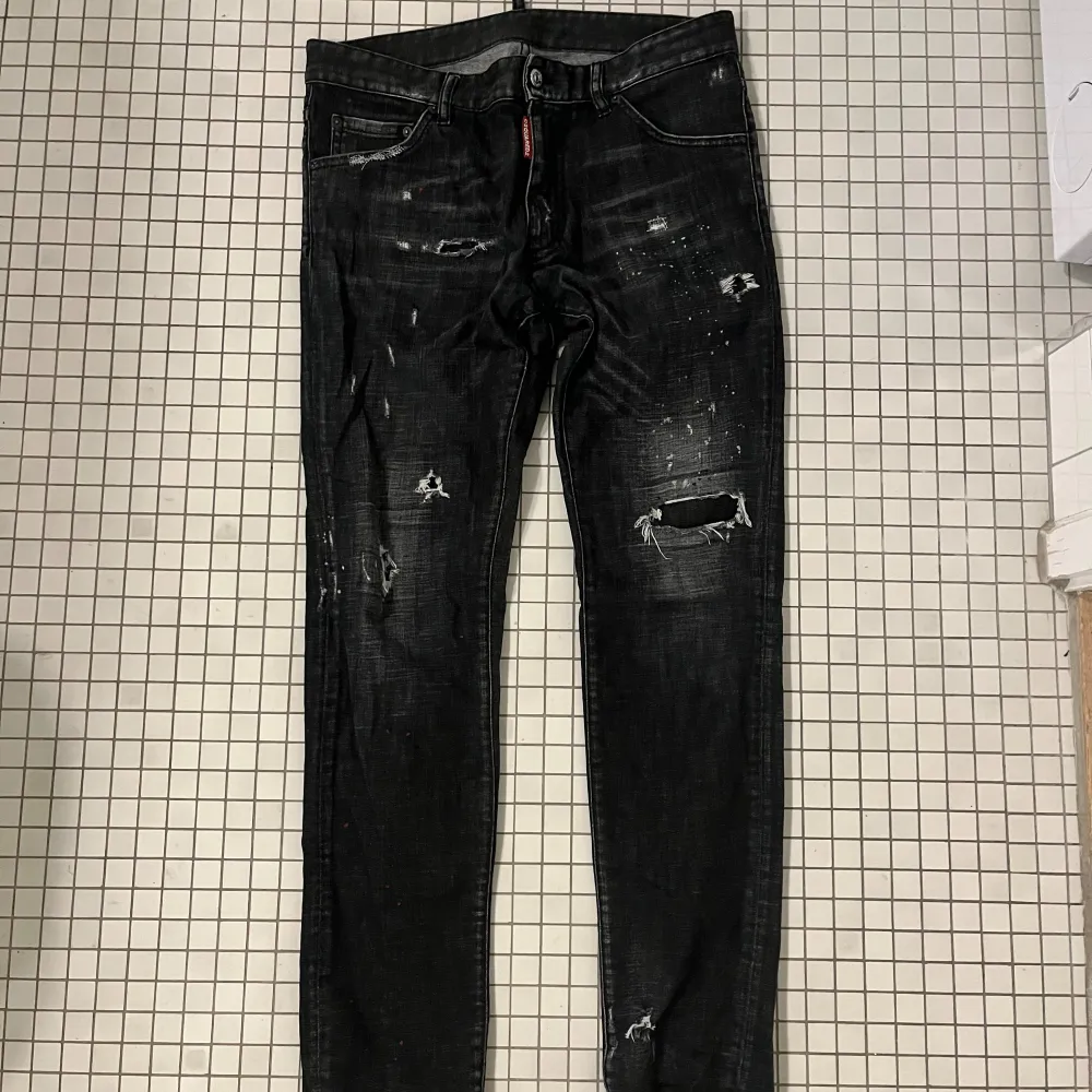 Säljer dessa skjukt fräscha Dsquard2 jeans. Storlek 46 motsvara W30-L32. Självklart äkta! Jeansen är som nya finns inga defekter!!! Nypris runt 7-8 tusen!!. Jeans & Byxor.