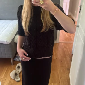 Svart stickad topp - En väldigt fin svart stickad topp med pärlor från zara! Har använt ett antal gånger men har tröttnat på den därmed säljer jag den. Inga tecken på skador💗