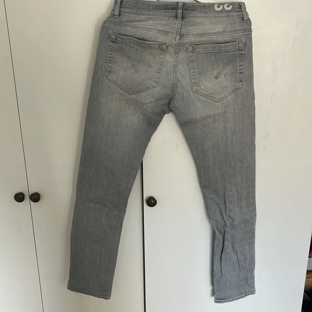 Säljer nu dessa Dondup jeansen i stl:32 Moddelen är George med passform skinny fit. Jag är 190 cm (lite korta för mig) De är i mycket bra skick dock två små prickar på ena bakfickan och en höger knä (bild 4 o 5)  Vid fråga är det bara och skriva. . Jeans & Byxor.