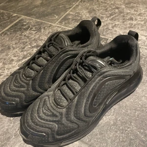 Nike air Max 720 - Nu säljer jag dessa feta Nike skor! Haft ett tag men inte använt mig av då de inte riktigt är min stil! Hör gärna av er vid funderingar eller prisförslag😊