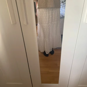 Lång Gina kjol - Lång Gina kjol vit stl146-152 säljer pga för liten använd få gånger men är i ny skick jätte fint mönster på kjolen 🌸