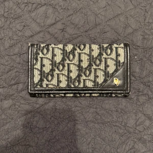 Plånbok - Vintage plånbok som jag köpt här på Plick. Har därav ingen info om den i övrigt. I använt skick men är fortfarande superfin! 