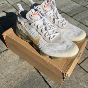 Off white nike vapormax - Vita off white vapormax  Storlek 44 / US 10 Cond: 8,5/10  Box med laces. No tag  Kvitto / legit check finns   Tar trades och bud. Pris kan diskuteras 
