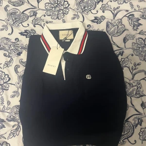 Gucci polo T-shirt  - Gucci polo T-shirt storlek xl  Har inte använt den eftersom den är lite stor på mig. Om ni har några frågor eller offer gärna skriv 