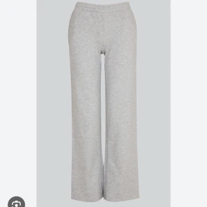 Grå mjukisbyxor - Ett par low waisted mjukisbyxor ifrån bikbok. De har knyte i midjan och fickor fram, jättesköna i materialet. Knappt använda, som nya i skicket.