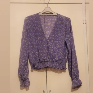 Topp/blus - Har använts några gånger men ser fortfarande ny ut!