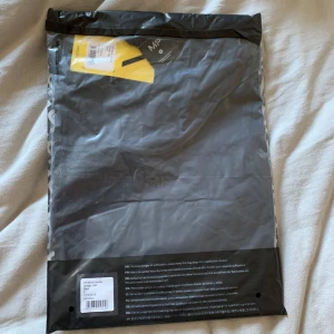 Svart linnetopp från MP - Säljer en svart linnetopp från MP, perfekt för träning. Den är i nyskick och har en enkel och stilren design. Materialet är lätt och andas bra, vilket gör den idealisk för intensiva träningspass. Passformen är bekväm och ger bra rörelsefrihet. Helt ny i orginalförpackning 