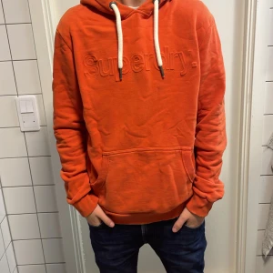 Superdry hoodie - Säljer denna stilrena Superdry hoodien för endast 299kr nypriset ligger runt 1000kr  skick 9/10 Mvh luxury 