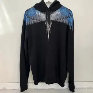 Säljer den här otroliga Marcelo Burlon hoodien i storlek M för 1799kr! I bra skick! Skriv om minsta funderingar!