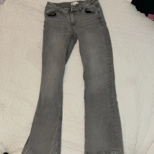 Byxor  - Fina gråa byxor 