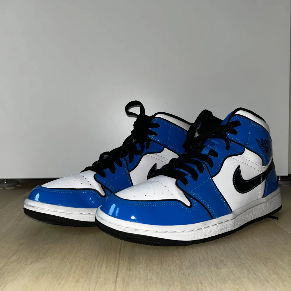 Jordan 1 mid signal blue som är använda två ggr så saknar defekter. Ursprungspris 4000 , pris kan diskuteras. Kengät.