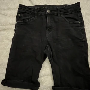 Svarta shorts från LAB Industries - Säljer ett par svarta jeansshorts från LAB Industries i storlek 158. De har en klassisk femficksdesign och är tillverkade i hållbart denim. Perfekta för en avslappnad sommarstil. 🖤