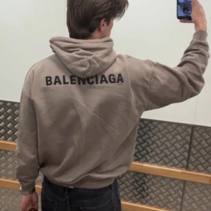 Balenciaga hoodie - Skit fet balenciaga hoodie perfekt för hösten och vintern. Storlek M, skick 8/10 inga flaws. (Har fler storlekar av diverse balenciaga hoodies tillgängliga vid intresse också) Skriv vid frågor🙏