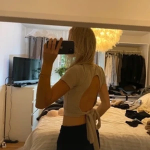 Topp - Superfin topp med från Gina tricot med knytning i ryggen!  Använd en gång och är i superfint skick!