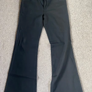Only jeans  - Fin svarta bootcut low waist only jeans. Köpa på zalando. Inte använda då de var på gränsen till för korta på mig. Skulle säga att L motsvarar 40