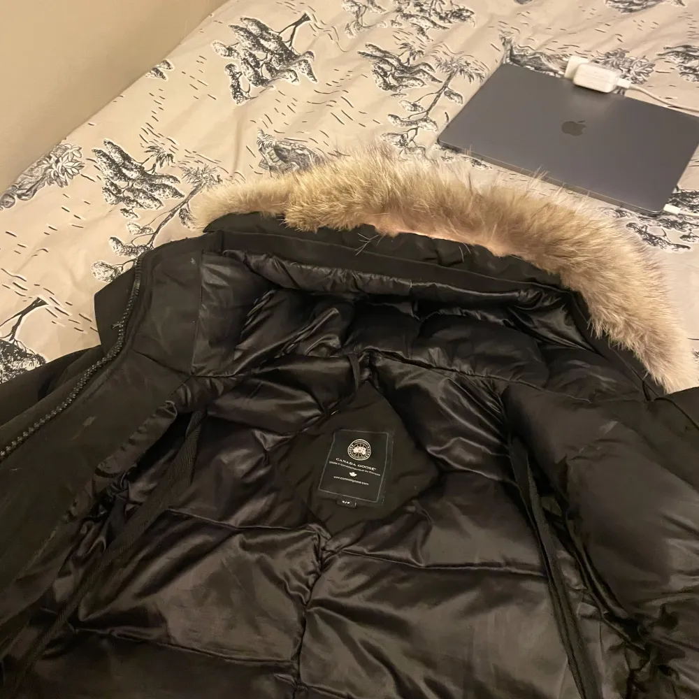 Svart Canada Goose Jacka i Rossclair Parka Black label i storlek S. Köpt två vintrar sen, endast använd en vinter. Nypris 16 000 kr. Mitt pris 7000 men går absolut att diskutera. Inga märkbara fel på jackan, kan dock behöva kemtvätt.   Göteborg 📍. Jackor.