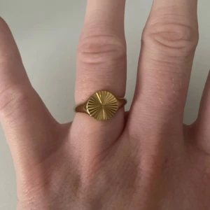 Vattentålig och guldpläterad - Helt ny och oanvänd ring som är guld pläterad samt vatten tålig. Tyvärr är den förstor för mig, storlek 7. Finns på andra sidor.