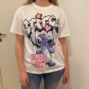 Säljer en superfin vit T-shirt från Disney med ett stort tryck av Stitch och texten 'You Are My Fav'. Den är i loose fit och perfekt för en avslappnad stil. T-shirten är kortärmad och gjord i mjuk bomull. Perfekt för alla Stitch-fans! 🩵