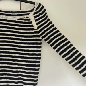 Stickad tröja  - En randig, stickad tröja med knappar på enda sidan💞