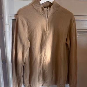 Cashmere zip tröja  - Som ny! Osäker på vad det är för storlek men tror M/L