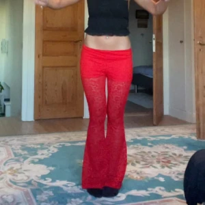 Spetsbyxor  - Säljer dessa jättesnygga röda spetsbyxor från bohoo! Använda en gång, som nya! Nypris va 499kr