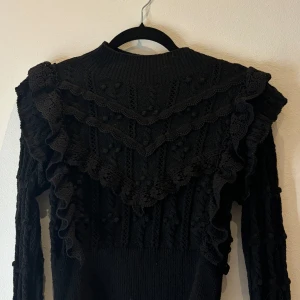 Stickad tröja - Svart stickad tröja från Zara, nästan aldrig använd. 