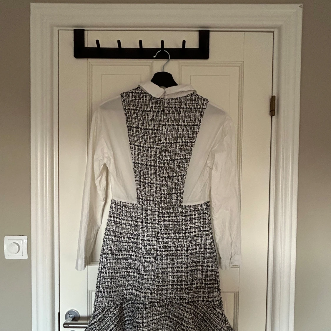 Svartvit rutig klänning med skjortdetalj - 90