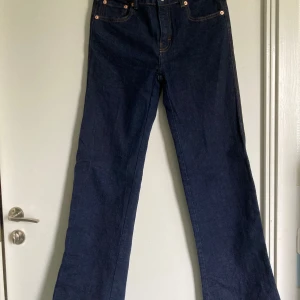 Lågmidjade jeans stl S - Lågmidjade jeans med lätt utsvänga ben  Aldrig använda men saknar lapp 