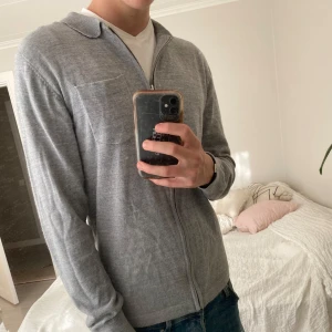 Merino ull kofta - Hej, jag säljer denna feta kofta i 100% merino ull som är perfekt till hösten/vintern.  Skicket är 9/10 använd fåtal gånger inga deffekter  Storlek M MittPris: 299kr Nypris: 799krPriset kan diskuteras vid snabbt köp Hör av er vid minsta fundering!