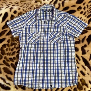 Skjorta - En jätte fin blåvit skjorta , bra att ha!