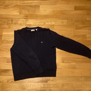 Mörkblå stickad tröja från GANT - Säljer nu min snygga GANT tröja eftersom den har blivit för liten. Tröjan är i mycket fint skick och köpt på NK i Stockholm. Skriv gärna om du har frågor och funderingar. Priset går att förhandla.