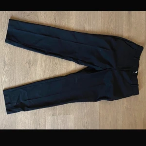 Svarta kostymbyxor  - Kommer inte till användning, hör av dig om det finns frågor💕