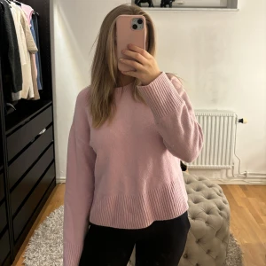 Stickad tröja & other stories - Jättefin stickad tröja från & other stories. I fint skick