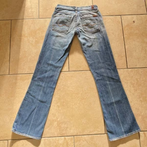 Lågmidjade bootcut jeans  - Lågmidjade bootcut jeans som är vintage, märket är 7 for all mankind och är i väldigt gott skick💗  Midjemåttet: 36cm Innerbenslängden: 80cm