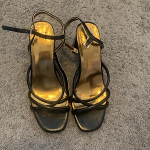 Klackar - Svarta klackar i storlek 38