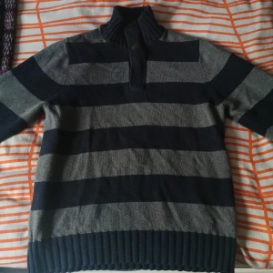 Dressman half zip sweater  - Half zip tröjan är bra behövs tvättas men annars är den perfekt att använda i kalla väder! 