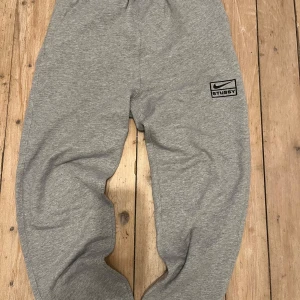 Stussy x Nike sweatpants  - Säljer dem då jag tyckte de va lite för baggy i passformen. klippte bort tagen vilket inte glr det möjligt att returnera.