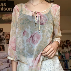 Blommig blus  - Super söt tunn blus med blommor🌸Har aldrig använts🙅‍♀️Kan lätt bli stylad på 100 olika sätt🤫