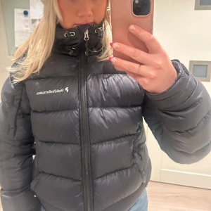 Peak performance jacka - Välomskött peak jacka utan defekter! Jackan är svart och i storlek M, hör av dig vid intresse!🥰