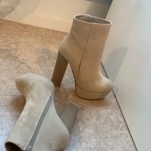 Klackskor Nelly high heel bootie - Helt nya och oanvända klackar från Nelly 