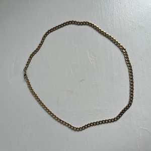 Halsband - Halsband i färgen guld. 