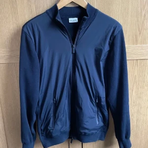 John Henric cardigan  - Säljer denna John Henric cardigan i navy storlek S skick:9/10 kom dm för frågor och funderingar. 🙌 