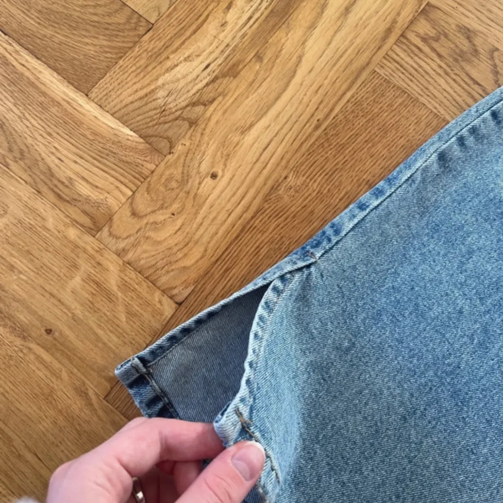 Ett par lågmidjade bootcut jeans, har slits längst ner på byxorna, väl använda men fortfarande i fint skick, storlek 25/30💕. Jeans & Byxor.