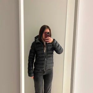 Colmar jacka - Svart Colmar jacka, storlek 42 och passar mig som har xs/s. Köpt på plick förra året men väldigt sparsamt använd så i jättebra skick! Säljer då jag har för många jackor. Skriv om du har frågor eller vi ha fler bilder!💗