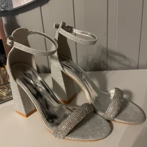 Klacklar - Fina klackar som har använts en gång under ett bröllop.