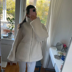 Hm teddyjacka - Stl M, den är i nyskick och aldrig använd.  