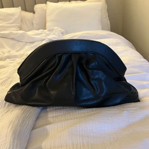 Svart Clutch - Svart clutch, stort utrymme!! Aldrig andvänd 🖤