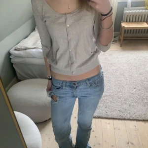 Trekvartsärmad kofta - Trekvartsärmad kofta!! 🤍🤍 är i storlek M men den är väldigt cropad så passar mig som har storlek S jätte bra😊