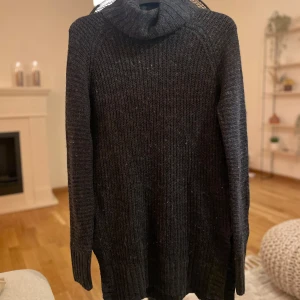 Tjocktröja  - Mörkgrå tjocktröja med polo. Är i fint skick 